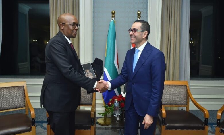 وزير الاستثمار يلتقي وزير التجارة والصناعة بجنوب أفريقيا لتعزيز العلاقات الاقتصادية وزير الاستثمار يلتقي وزير التجارة والصناعة بجنوب أفريقيا لتعزيز العلاقات الاقتصادية