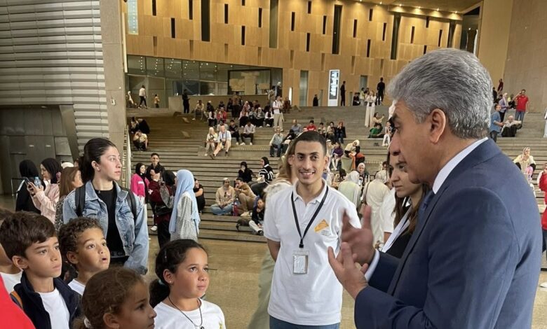 وزير السياحة يتفقد حركة الزائرين بالمتحف المصري الكبير وزير السياحة يتفقد حركة الزائرين بالمتحف المصري الكبير