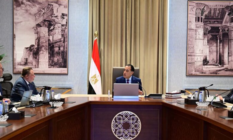 بحضور محافظ البنك المركزي.. رئيس الوزراء يتابع موقف الاحتياطي البترولي ومستحقات الشركاء الأجانب