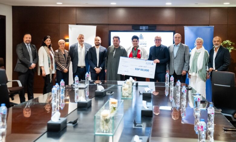 ماونتن فيو تحتفي بالبطل البارالمبي أحمد مؤمن تقديرًا لإنجازه الدولي في رفع الأثقال