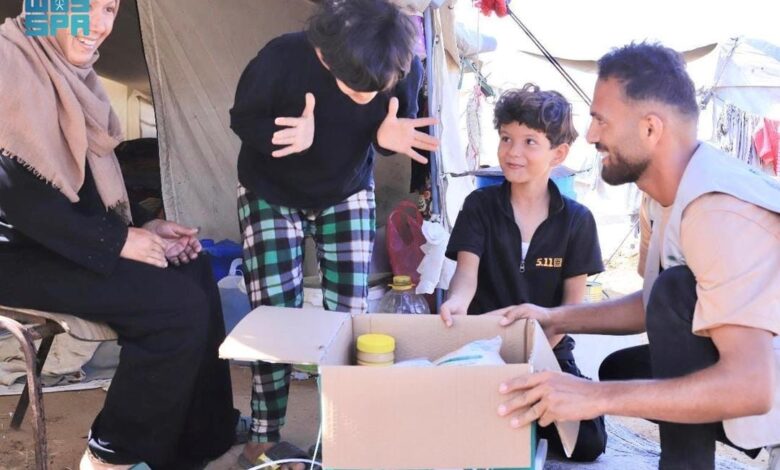 مركز الملك سلمان للإغاثة يواصل توزيع المساعدات الغذائية في جنوب قطاع غزة مركز الملك سلمان للإغاثة يواصل توزيع المساعدات الغذائية في جنوب قطاع غزة