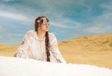 فنانة سيبيرية شابة تنجز منحوتة جليدية ضخمة في قلب صحراء مصر لتسليط الضوء على أزمة المناخ