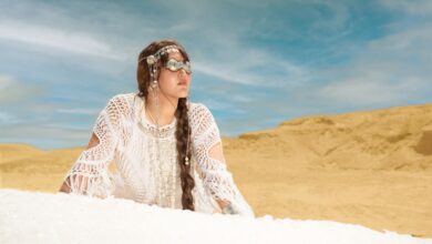 فنانة سيبيرية شابة تنجز منحوتة جليدية ضخمة في قلب صحراء مصر لتسليط الضوء على أزمة المناخ