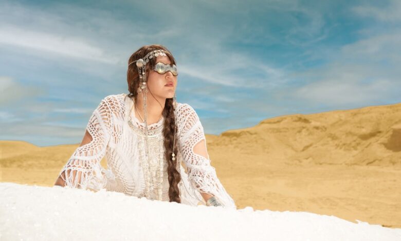 فنانة سيبيرية شابة تنجز منحوتة جليدية ضخمة في قلب صحراء مصر لتسليط الضوء على أزمة المناخ فنانة سيبيرية شابة تنجز منحوتة جليدية ضخمة في قلب صحراء مصر لتسليط الضوء على أزمة المناخ
