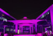 البنك الأهلي الكويتي – مصر يشارك في الشهر العالمي للتوعية بسرطان الثدي بإضاءة مقره الرئيسي وتنظيم ندوة طبية للموظفات