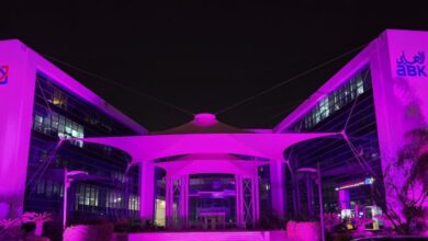 البنك الأهلي الكويتي – مصر يشارك في الشهر العالمي للتوعية بسرطان الثدي بإضاءة مقره الرئيسي وتنظيم ندوة طبية للموظفات