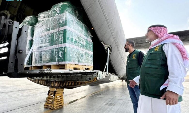 وصول الطائرة الإغاثية السعودية الـ72 إلى مطار العريش دعمًا لأهالي غزة وصول الطائرة الإغاثية السعودية الـ72 إلى مطار العريش دعمًا لأهالي غزة