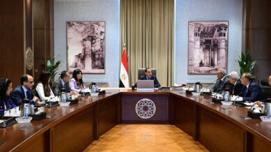 رئيس الوزراء يلتقي اللجنة الاستشارية للشئون السياسية لمناقشة الملفات المحلية والإقليمية رئيس الوزراء يلتقي اللجنة الاستشارية للشئون السياسية لمناقشة الملفات المحلية والإقليمية