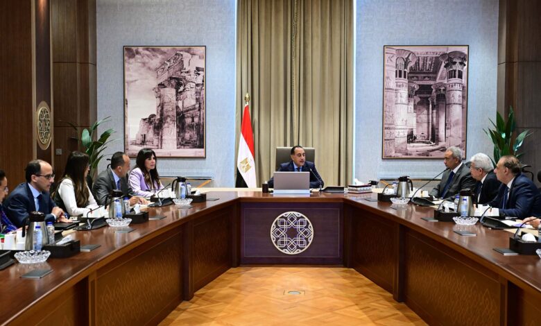 رئيس الوزراء يلتقي اللجنة الاستشارية للشئون السياسية لمناقشة الملفات المحلية والإقليمية رئيس الوزراء يلتقي اللجنة الاستشارية للشئون السياسية لمناقشة الملفات المحلية والإقليمية