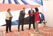 وزير الإسكان يُسلم عقود وحدات “سكن لكل المصريين” بحدائق أكتوبر