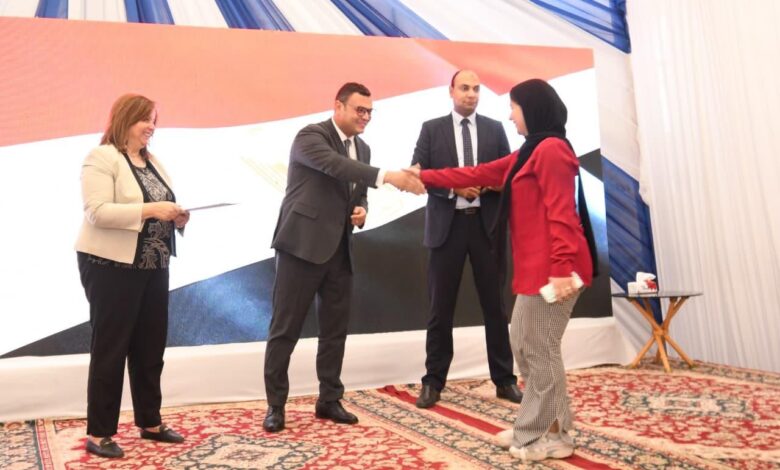 وزير الإسكان يُسلم عقود وحدات “سكن لكل المصريين” بحدائق أكتوبر وزير الإسكان يُسلم عقود وحدات “سكن لكل المصريين” بحدائق أكتوبر