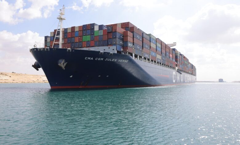 الفريق أسامة ربيع: قناة السويس جاهزة لاستقبال سفن الحاويات العملاقة الفريق أسامة ربيع: قناة السويس جاهزة لاستقبال سفن الحاويات العملاقة