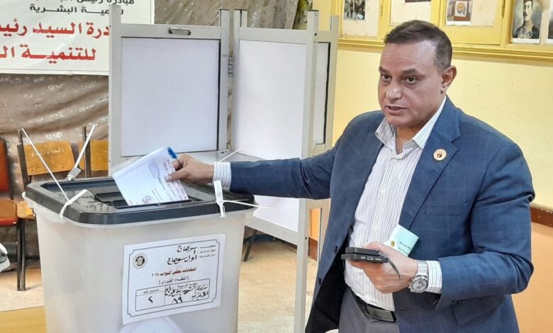 الدكتور مختار همام يدلي بصوته في انتخابات النواب بسوهاج 