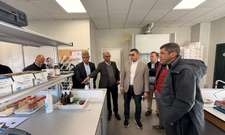 وزير الإسكان يواصل زيارته للمشروعات الرائدة لشركة “أكسيونا” الإسبانية في معالجة مياه الصرف الصحي والحمأة