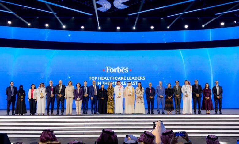 وزير الصحة السعودي يكرّم قادة الرعاية الصحية في ملتقى فوربس للابتكار بالرياض وزير الصحة السعودي يكرّم قادة الرعاية الصحية في ملتقى فوربس للابتكار بالرياض