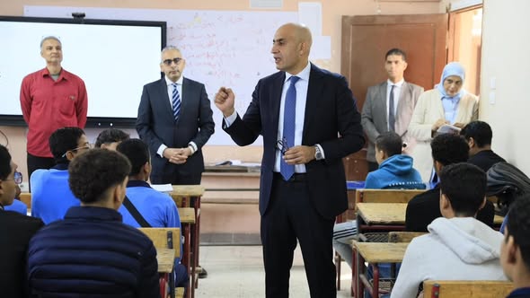 خلال زياته لعدد من مدارس التبين.. وزير التربية التعليم يتابع نسب الحضور والتقييمات الأسبوعية ويوجه بصيانة الأثاث المدرسي