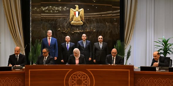 رئيس الوزراء يشهد توقيع اتفاقية تسوية بين عددٍ من الجهات الحكومية وشركة جنوب الوادي للأسمنت