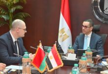 وزير الاستثمار يبحث مع سفير بيلاروسيا تعزيز العلاقات التجارية والاستثمارية بين البلدين