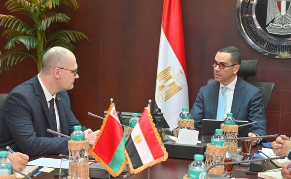 وزير الاستثمار يبحث مع سفير بيلاروسيا تعزيز العلاقات التجارية والاستثمارية بين البلدين