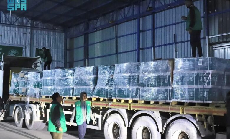 قوافل المساعدات الإغاثية السعودية تواصل تدفقها على قطاع غزة