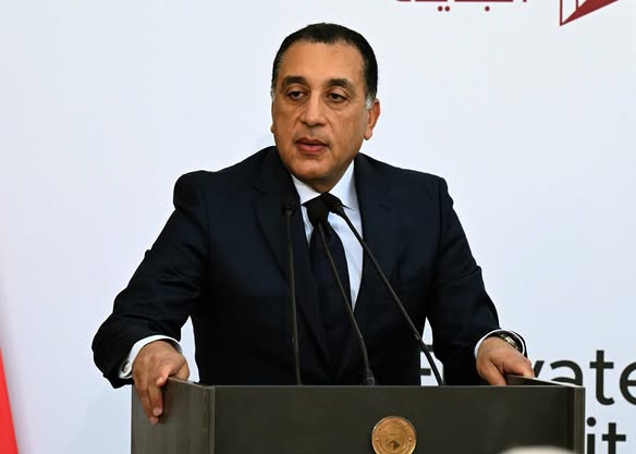 رئيس الوزراء: الدولة تولي أهمية قصوى لملفي الصحة والتعليم