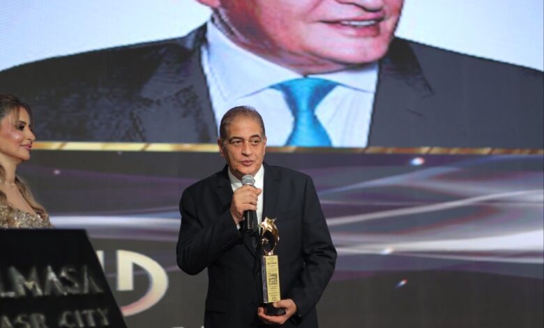 أسامة كمال يحصد جائزة أفضل إعلامي في مصر والوطن العربي لعام 2025 أسامة كمال يحصد جائزة أفضل إعلامي في مصر والوطن العربي لعام 2025