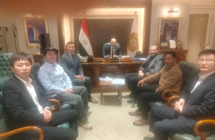 “العمل” تواصل تسهيل الإجراءات للمستثمرين لاستخراج تصاريح عمل الأجانب