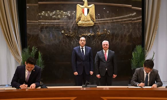 رئيس الوزراء يشهد توقيع 3 عقود صناعية في اقتصادية قناة السويس باستثمارات 1.15 مليار دولار