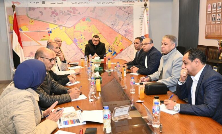 وزير الإسكان يعقد اجتماعًا بجهاز مدينة الشيخ زايد لمتابعة خطط تطوير الطرق والمحاور