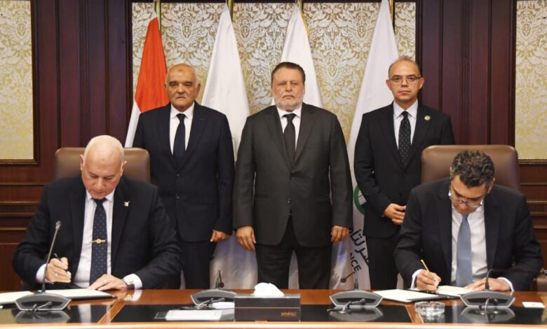 محافظ البنك المركزي يشهد توقيع شراكة لتنفيذ مبادرة “مصر معاكم” لدعم أبنـاء الشهداء والمصابين محافظ البنك المركزي يشهد توقيع شراكة لتنفيذ مبادرة “مصر معاكم” لدعم أبنـاء الشهداء والمصابين