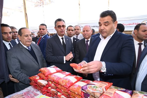 وزير التموين ومحافظ القاهرة يفتتحان سوق “اليوم الواحد” بالمرج لتوفير السلع بأسعار مخفضة للمواطنين وزير التموين ومحافظ القاهرة يفتتحان سوق “اليوم الواحد” بالمرج لتوفير السلع بأسعار مخفضة للمواطنين