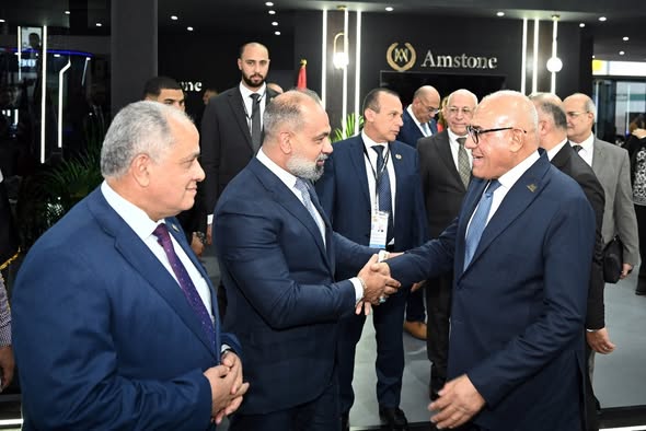 رئيس الهيئة العربية للتصنيع يتفقد جناح شركة أميستون إنترناشيونال جروب