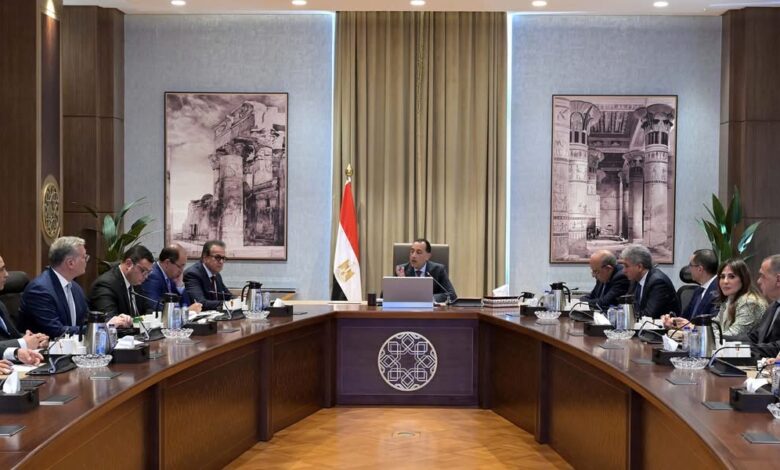 رئيس الوزراء يوجه بإطلاق حزمة تيسيرات لتعزيز الاستثمارات في القطاعات المستهدفة رئيس الوزراء يوجه بإطلاق حزمة تيسيرات لتعزيز الاستثمارات في القطاعات المستهدفة