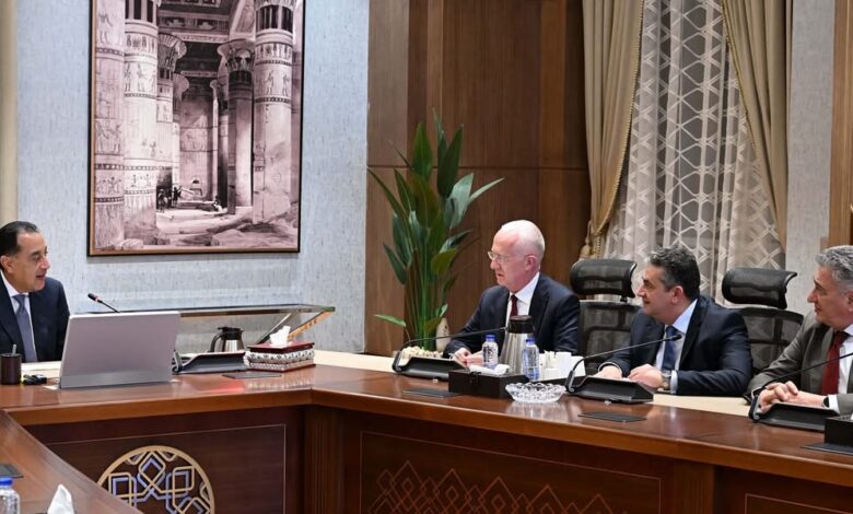 مدبولي يبحث مع رئيس مجموعة “فيكا” الفرنسية خطط التوسع في صناعة الأسمنت بالسوق المصرية مدبولي يبحث مع رئيس مجموعة “فيكا” الفرنسية خطط التوسع في صناعة الأسمنت بالسوق المصرية