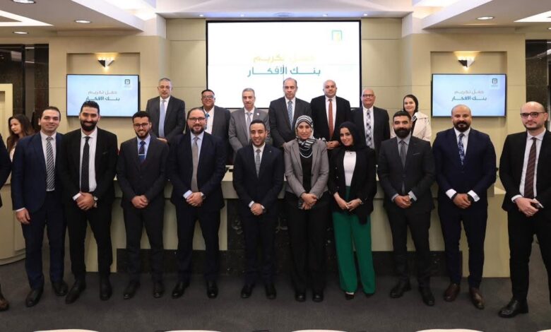 بالصور.. البنك الأهلي المصري يكرّم أفضل الأفكار المبتكرة من موظفيه ضمن برنامج «بنك الأفكار» بالصور.. البنك الأهلي المصري يكرّم أفضل الأفكار المبتكرة من موظفيه ضمن برنامج «بنك الأفكار»