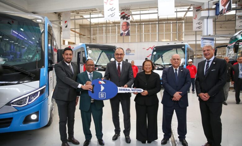 تسليم أول دفعات ميني باص «نصر ستار» لتشغيله بالعلمين الجديدة تسليم أول دفعات ميني باص «نصر ستار» لتشغيله بالعلمين الجديدة