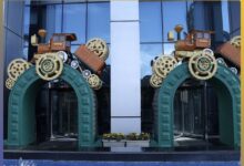 بالصور.. البنك الأهلي المصري يزين مقره الرئيسي احتفالاً بالعام الجديد ويعزز بهجة الموظفين والعملاء