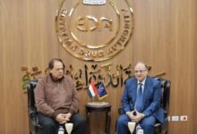 رئيس هيئة الدواء المصرية يناقش مع محمد أبو العينين فرص الاستثمار وتوسيع التصنيع الدوائي