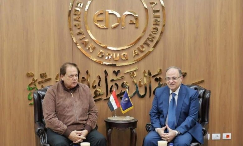 رئيس هيئة الدواء المصرية يناقش مع محمد أبو العينين فرص الاستثمار وتوسيع التصنيع الدوائي
