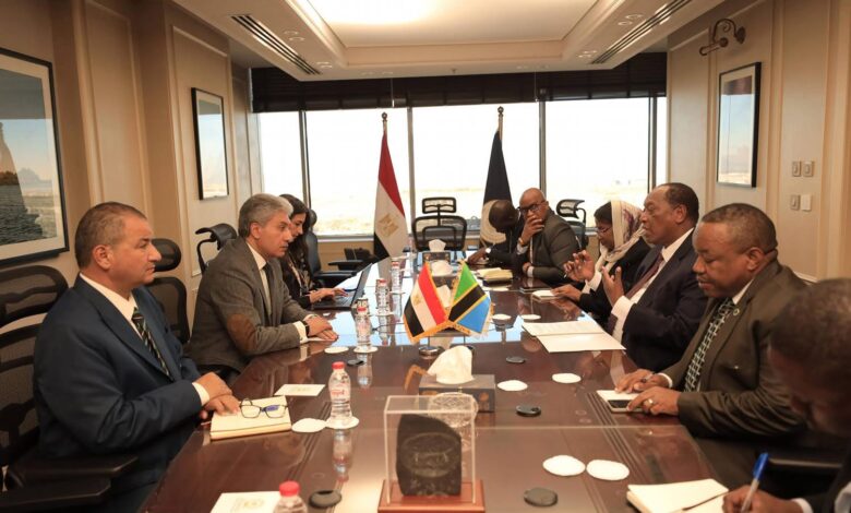 وزير السياحة يبحث مع نظيره التنزاني تعزيز التعاون الثنائي