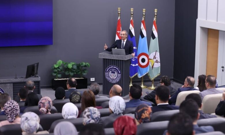 وزير الاتصالات يلتقي ملحقي الدفاع المرشحين للعمل بالخارج