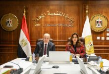وزيرة التنمية المحلية ومستشار الرئيس يناقشان مع المحافظين تطوير الأراضي المستردة وعمليات التقنين