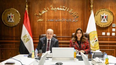 وزيرة التنمية المحلية ومستشار الرئيس يناقشان مع المحافظين تطوير الأراضي المستردة وعمليات التقنين