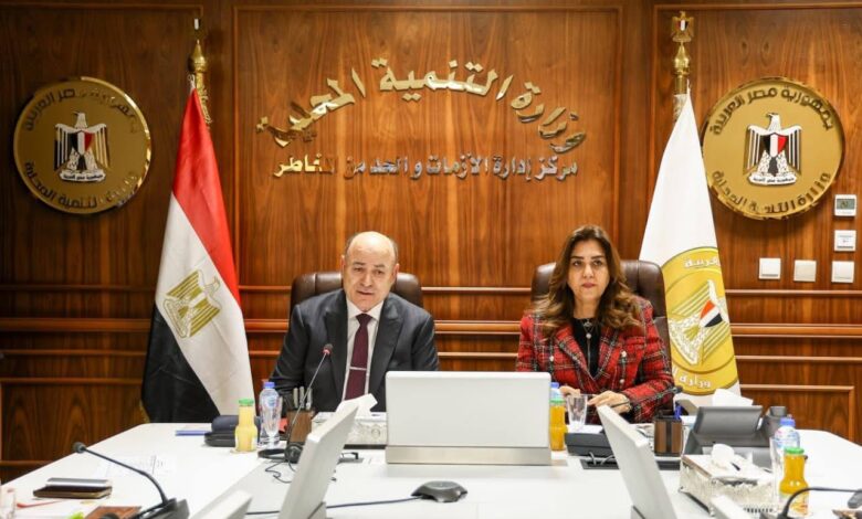 وزيرة التنمية المحلية ومستشار الرئيس يناقشان مع المحافظين تطوير الأراضي المستردة وعمليات التقنين وزيرة التنمية المحلية ومستشار الرئيس يناقشان مع المحافظين تطوير الأراضي المستردة وعمليات التقنين