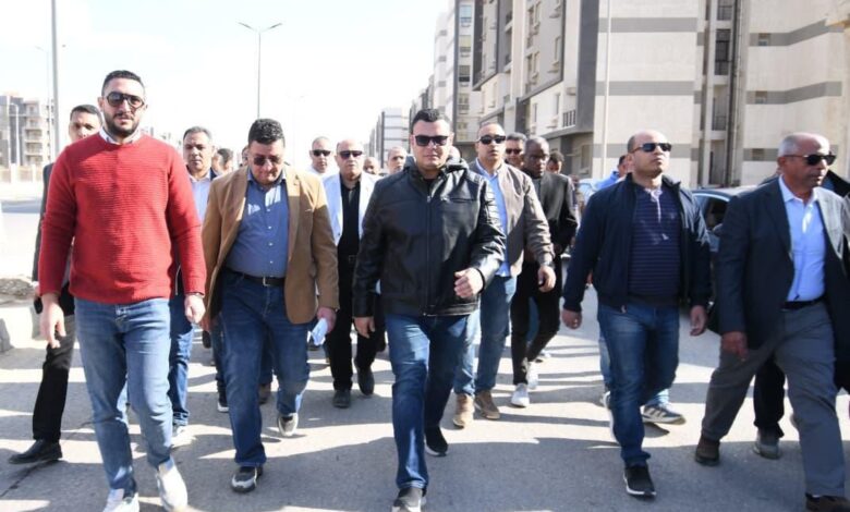 وزير الإسكان يغير مسار جولته استجابة لشكوى أحد الحاجزين بمشروع سكن مصر