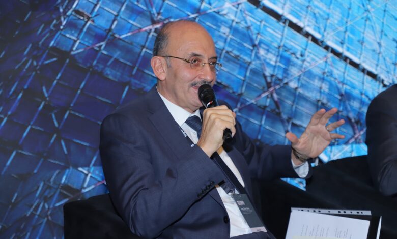 علاء فكري: توفير مواد البناء بكميات كافية تحدٍ أساسي لمواكبة المشروعات الضخمة علاء فكري: توفير مواد البناء بكميات كافية تحدٍ أساسي لمواكبة المشروعات الضخمة