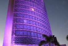 السفارة السعودية بالقاهرة تضيء مبناها باللون اللافندر دعماً لمبادرة (10KSA)