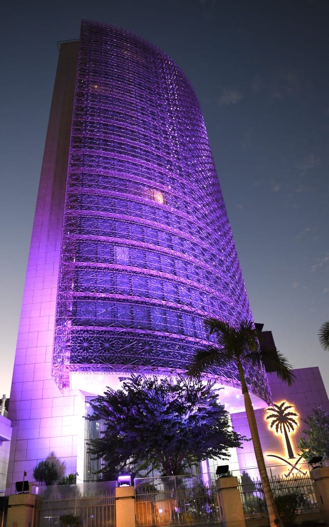 السفارة السعودية بالقاهرة تضيء مبناها باللون اللافندر دعماً لمبادرة (10KSA)