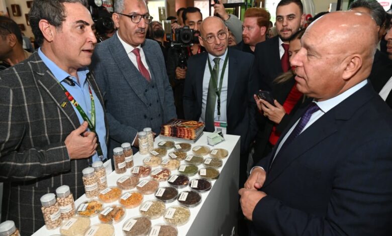وزير الصناعة يزور جناح “قطرات الطبيعة” بمعرض فوود أفريكا 2025 وزير الصناعة يزور جناح “قطرات الطبيعة” بمعرض فوود أفريكا 2025