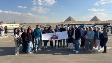 طلاب آداب المنصورة يزورون المتحف المصري الكبير والأهرامات ضمن برنامج التعلم التطبيقي